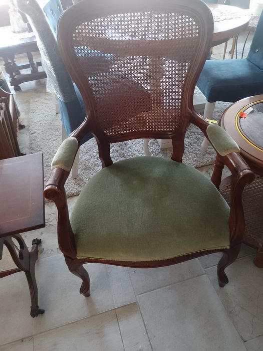 Stylowy fotel z rafi