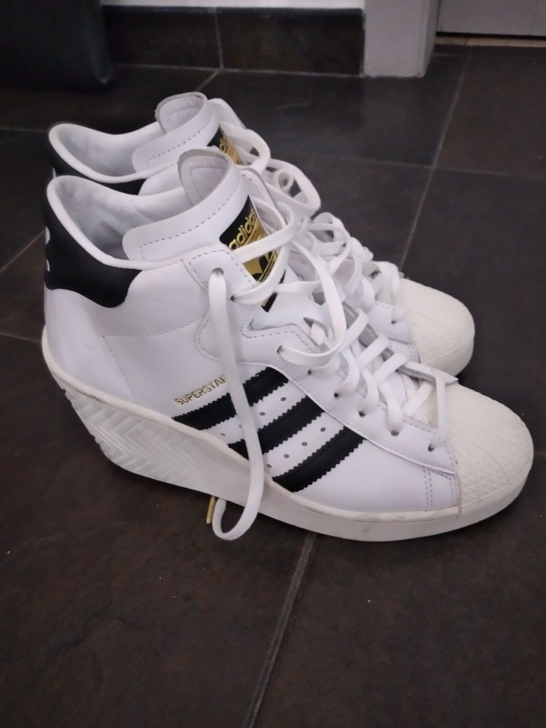 Tenis Adidas com cunha em pele