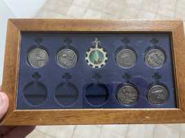 Moldura com pequenas medalhas