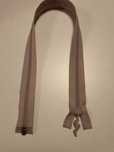 Zamek suwak jasny beż 60 cm.rozdzielczy
