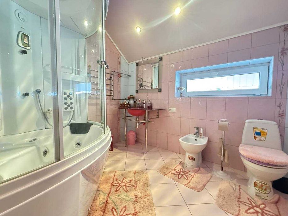 Продаж будинку з басейном. Без %
с.Чайки 
5 км до метро Житомирська