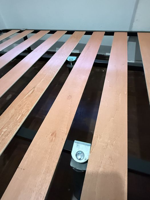 Estrado cama casal com pes em otimo estado