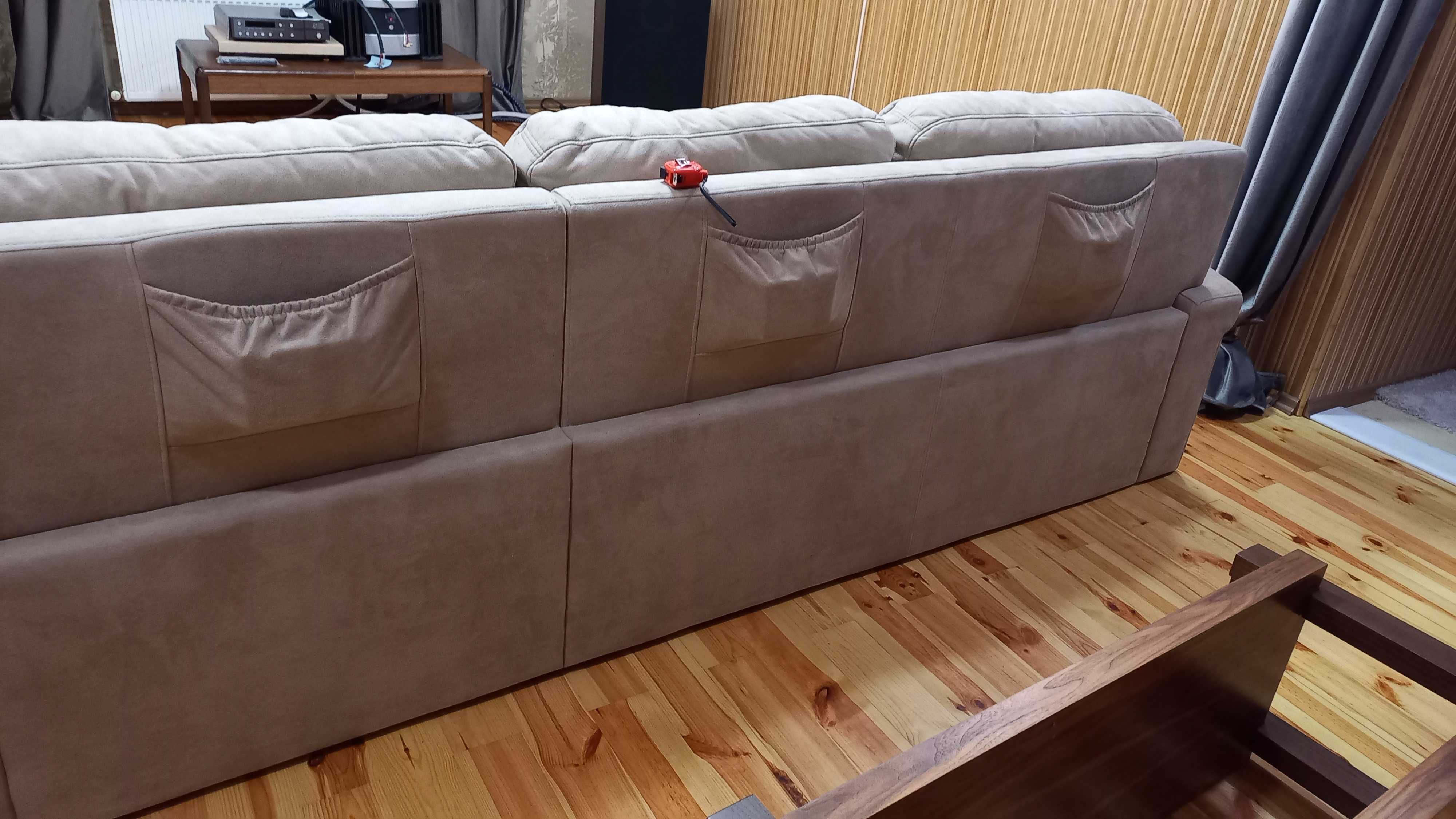 Большой угловой раскладной диван.