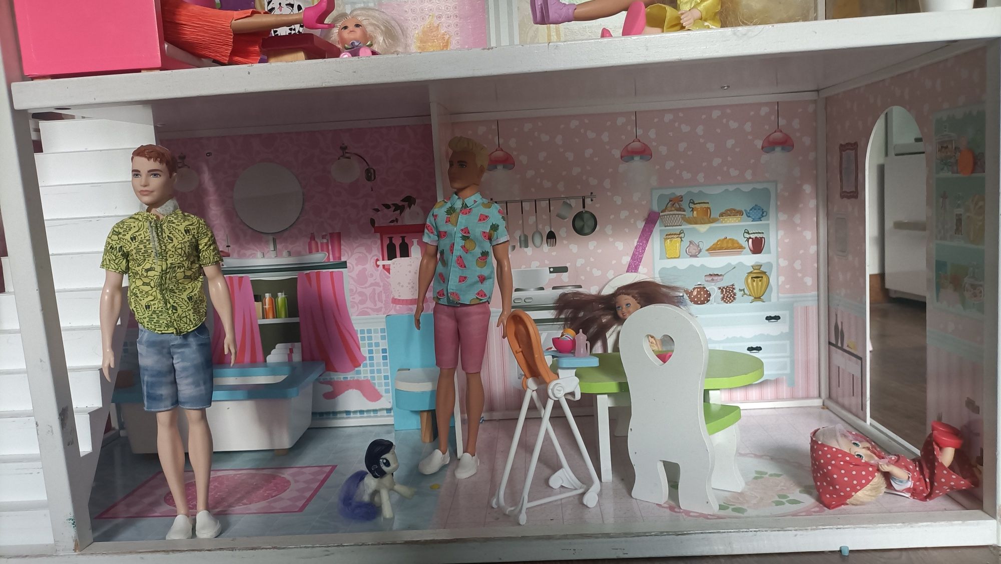 Domek dla lalek  duży drewniany plus dużo lalek Barbie  i gratisy