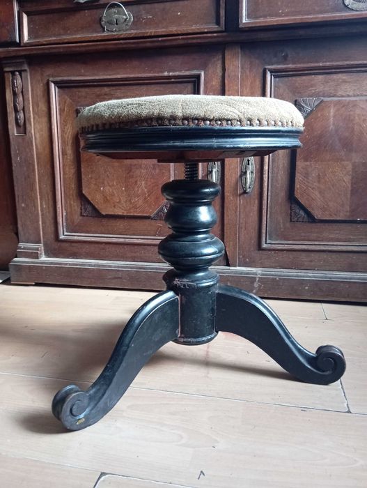 Eklektyczny taboret do pianina