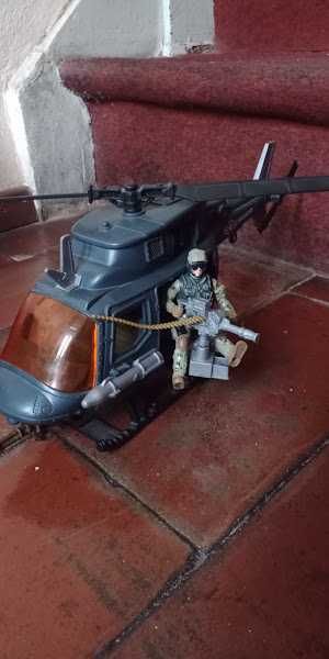 helicóptero e jipe de guerra brinquedo com soldado