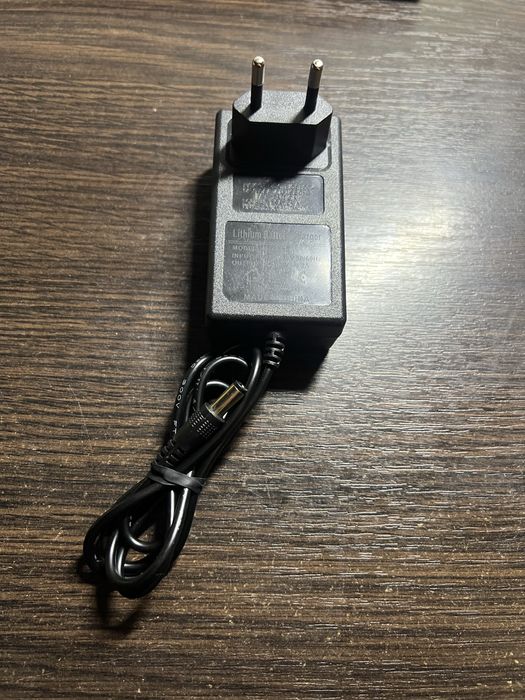Зарядний пристрій 16,8V 2A