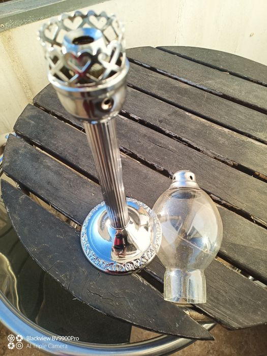Par de candelabros em bronze com vidros