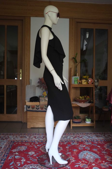 mała czarna elegancka ołówkowa sukienka midi Girl in Mind subversive S