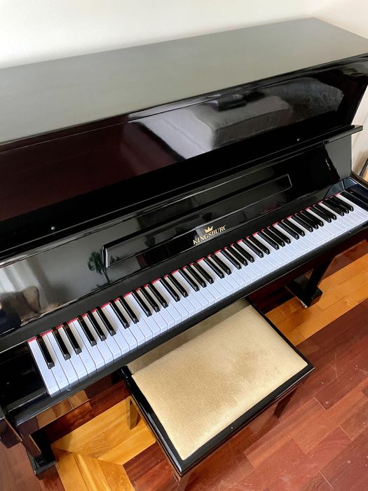 Piano vertical Kinsgburg