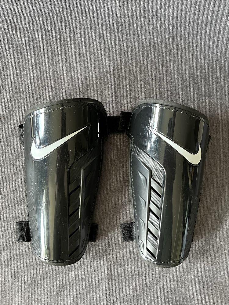 Ochraniacze piłkarskie Nike