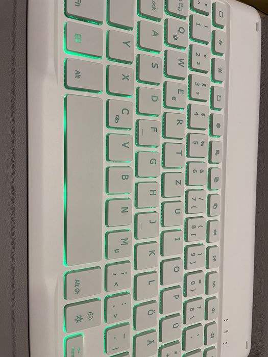 Etui. Etui do tabletu. Tablet. iPad. Klawiatura.