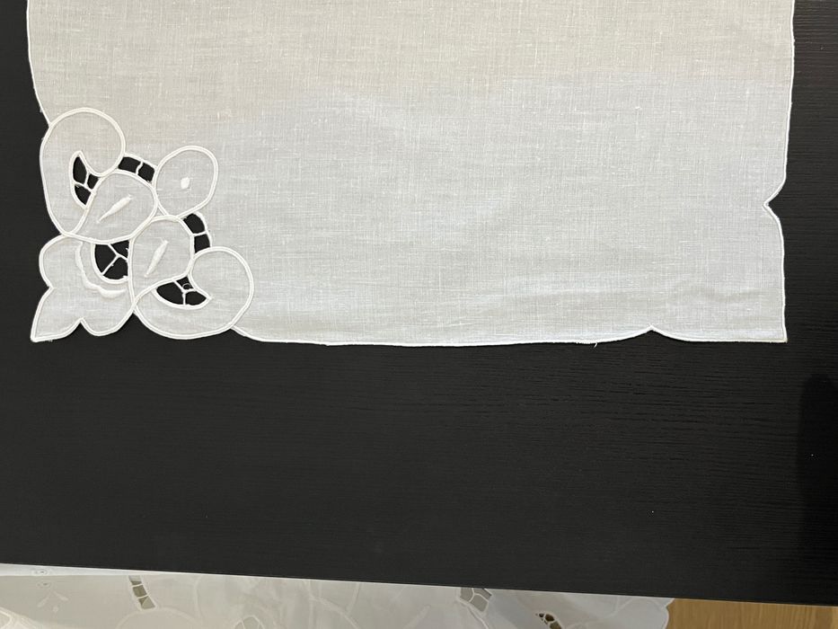 Toalha de linho branca bordada, napron e 12 guardanapos