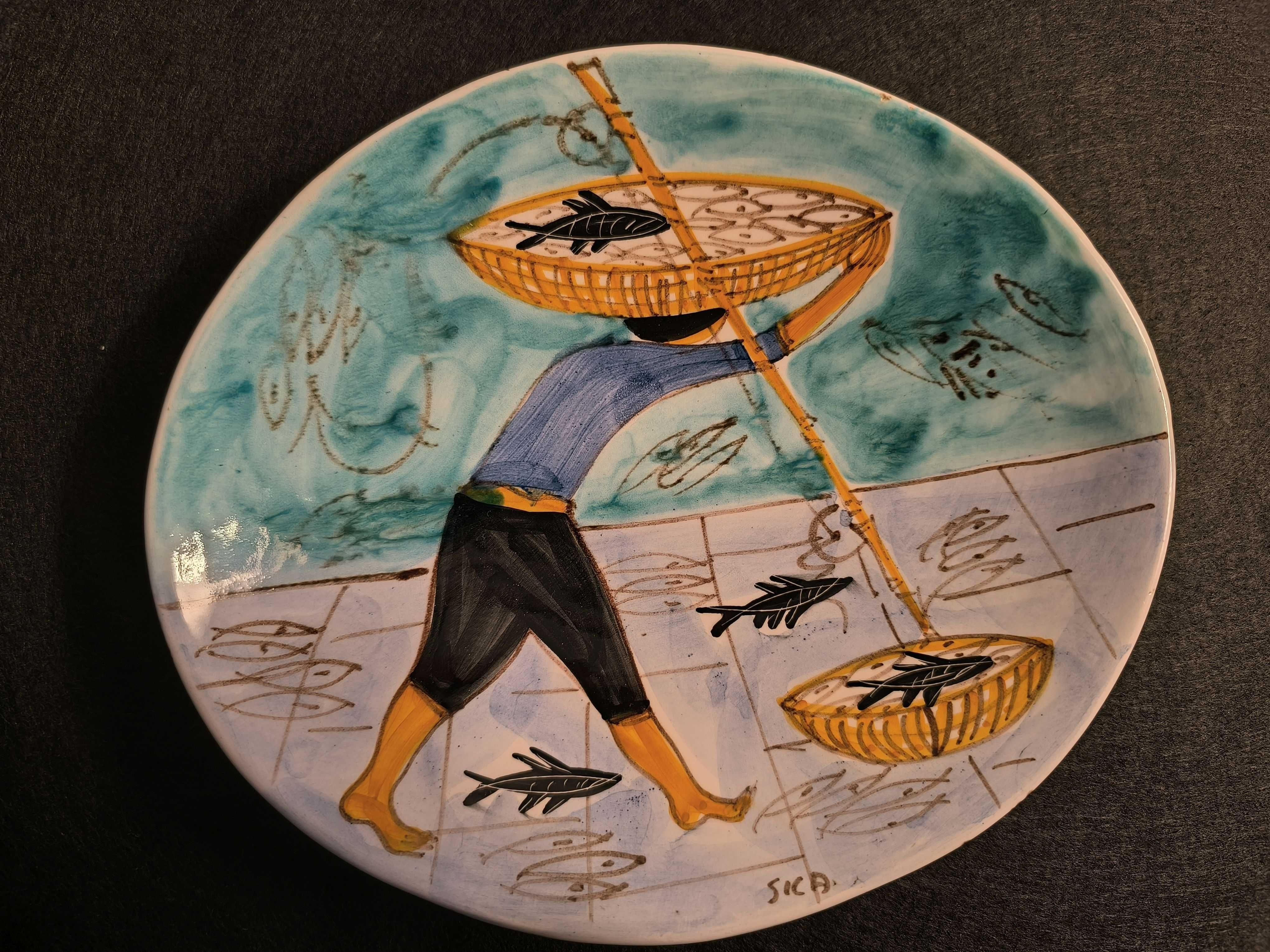 Prato em cerâmica representando um pescador, da fábrica italiana SICA