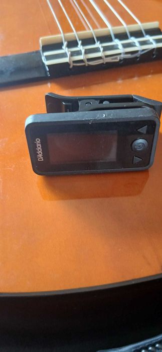 Guitarra Valencia com capa, afinador e  apoio para pé