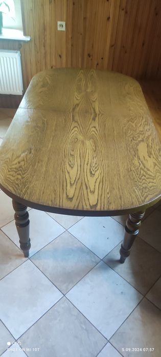 Sprzedam ładny stół rozkładany wraz z dwoma drewnianymi ławami
