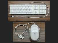 Teclado Apple modelo A1048 e Rato Apple modelo M5769
