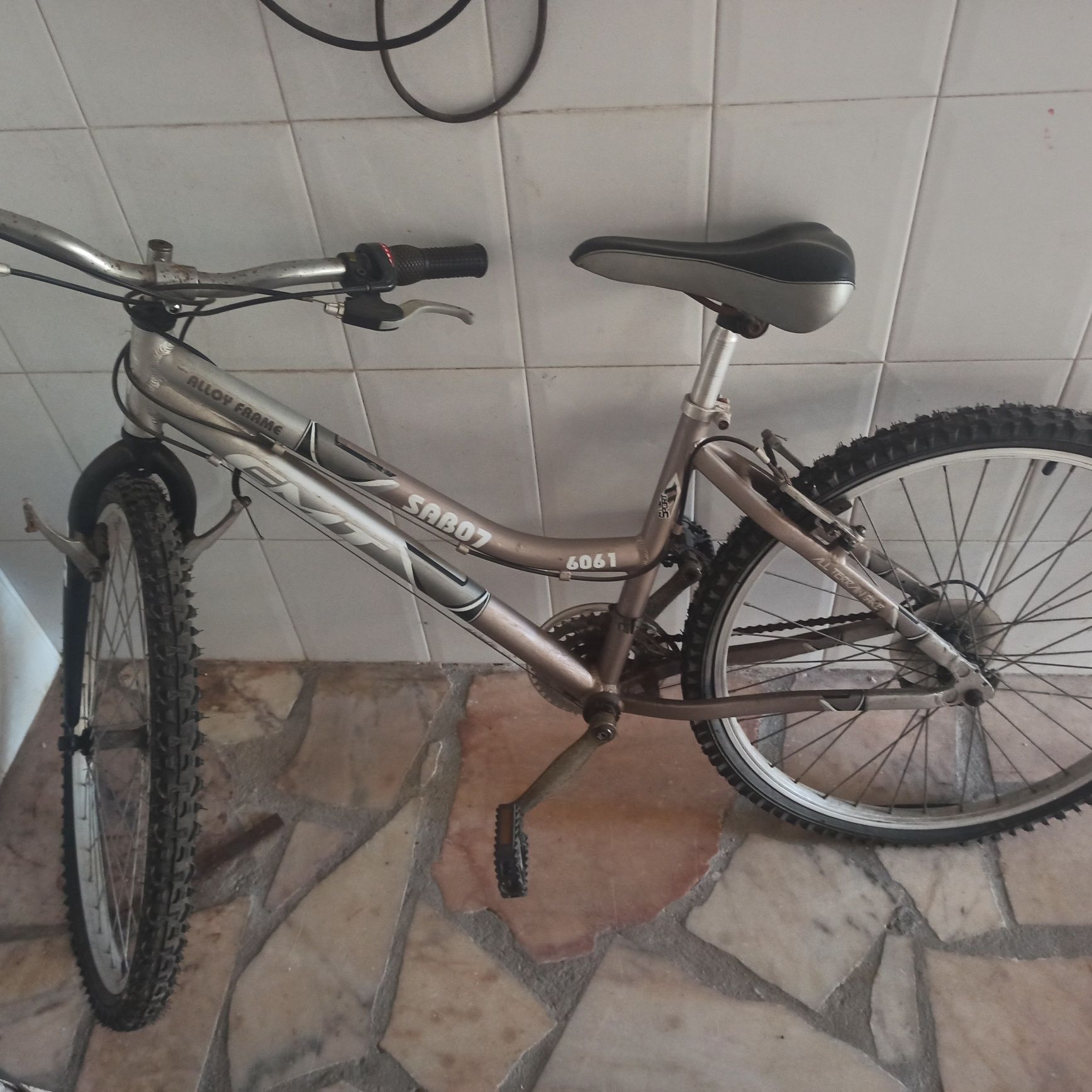 Bicicleta pouco uso