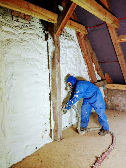 Ocieplanie ocieplenie poddasza dachu fundamentów pianką pur piana pur