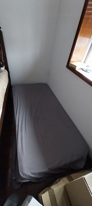 Colchão de solteiro de mola.