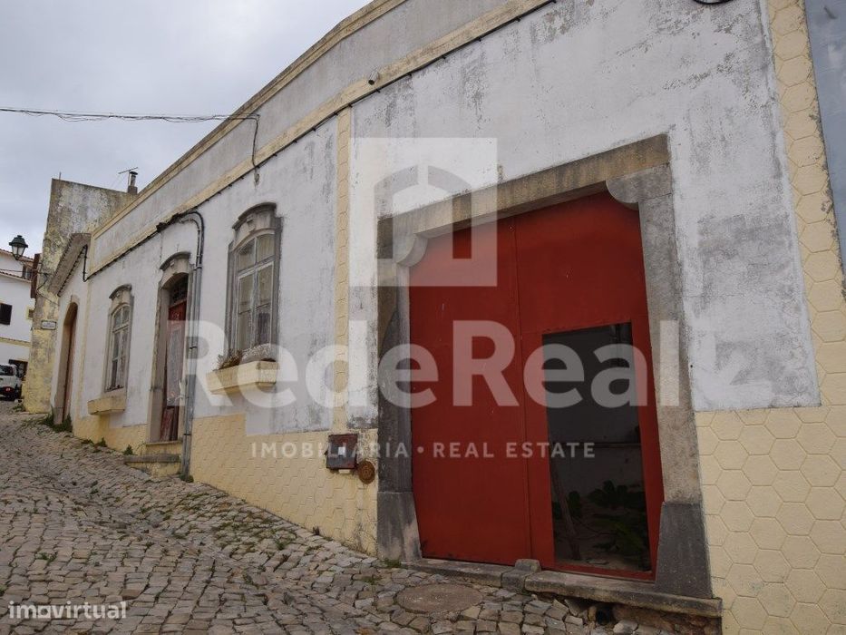 Moradia Com Terreno Para Recuperar No Centro Historico De Salir