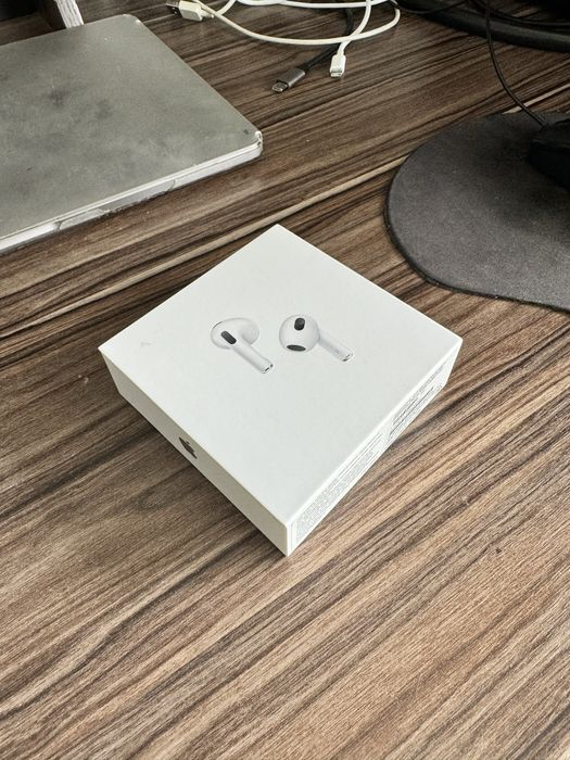 Продам AirPods (3rd gen) Apple