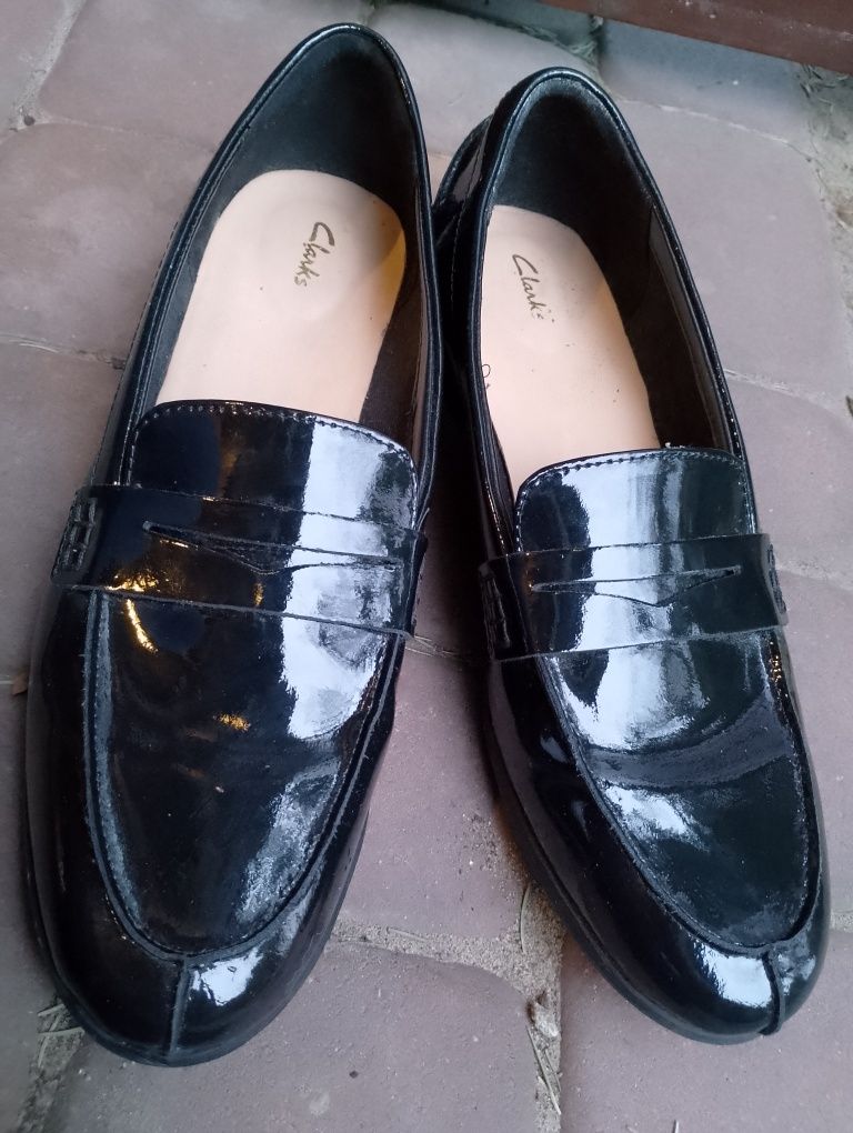 Czarne loafersy półbuty mokasyny lakierki skóra lakierowana 42 Clarks