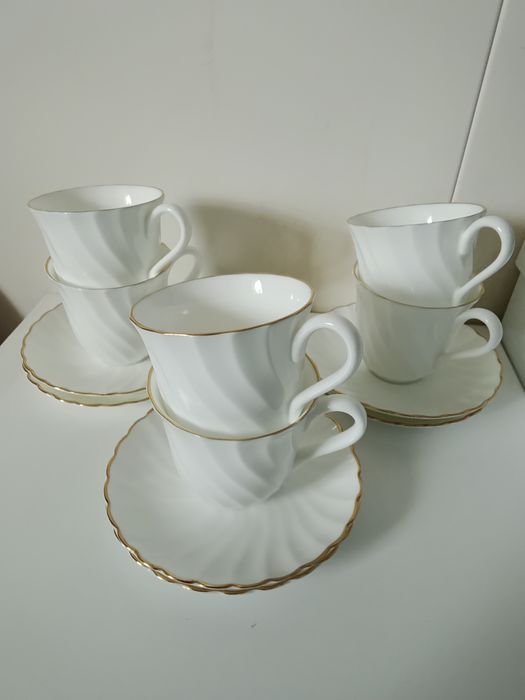 Ексклюзивні блюдця та чашки виробництва Англії.