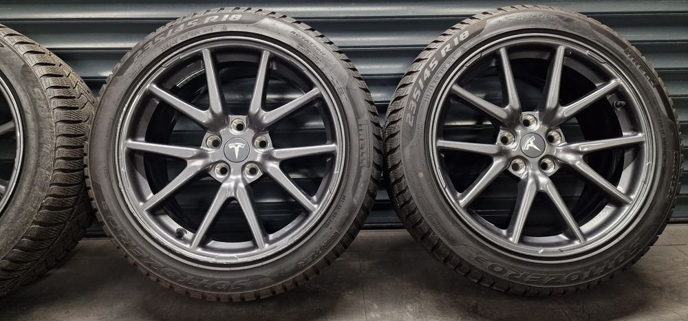 Koła zimowe TESLA 3  Pirelli Sottozero 235 45 R18