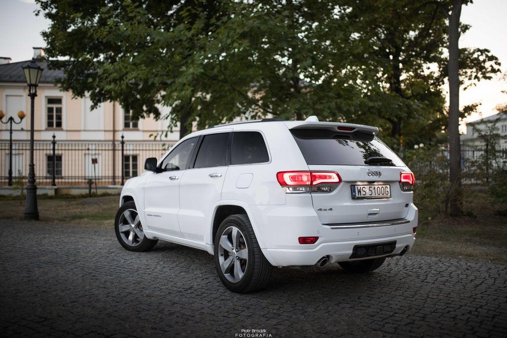 Biały JEEP GRAND CHEROKEE WK2 5.7 HEMI Benzyna 351KM Overland 2016r