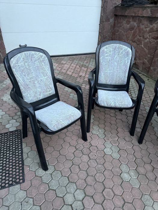 4 стільця і стіл. Для тераси.