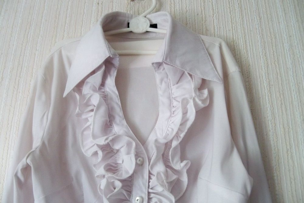Белая школьная блузка с рюшами