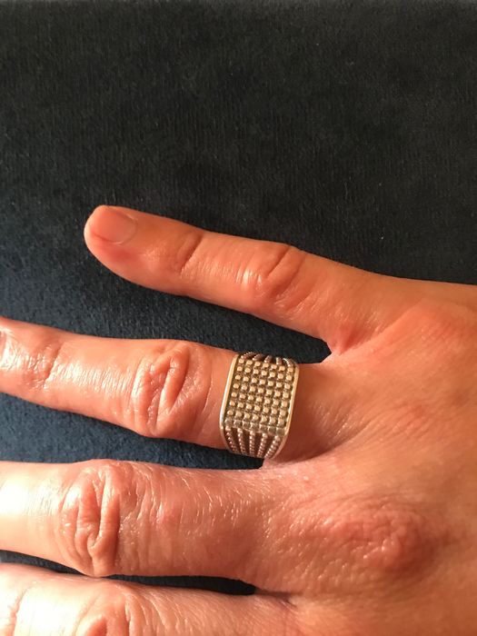 Anel de prata fino e anel de relevo