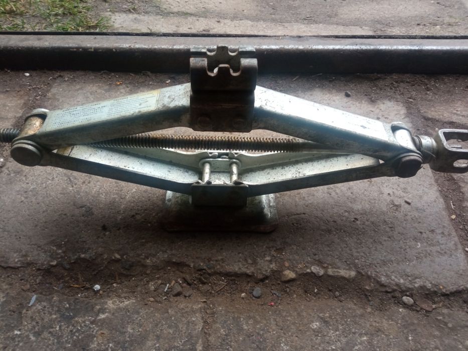 Lewarek warsztatowy trapezowy 126p, BMW, Nissan - opis.