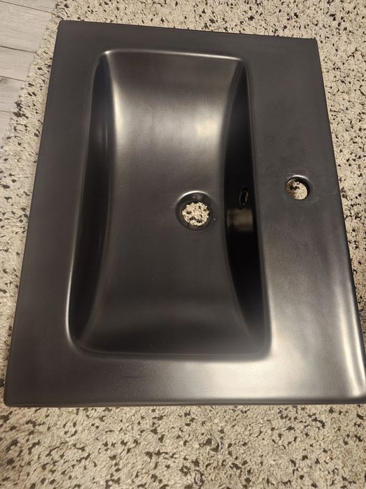 Czarna ceramiczna umywalka o wymiarach 61,5/46,5 cm