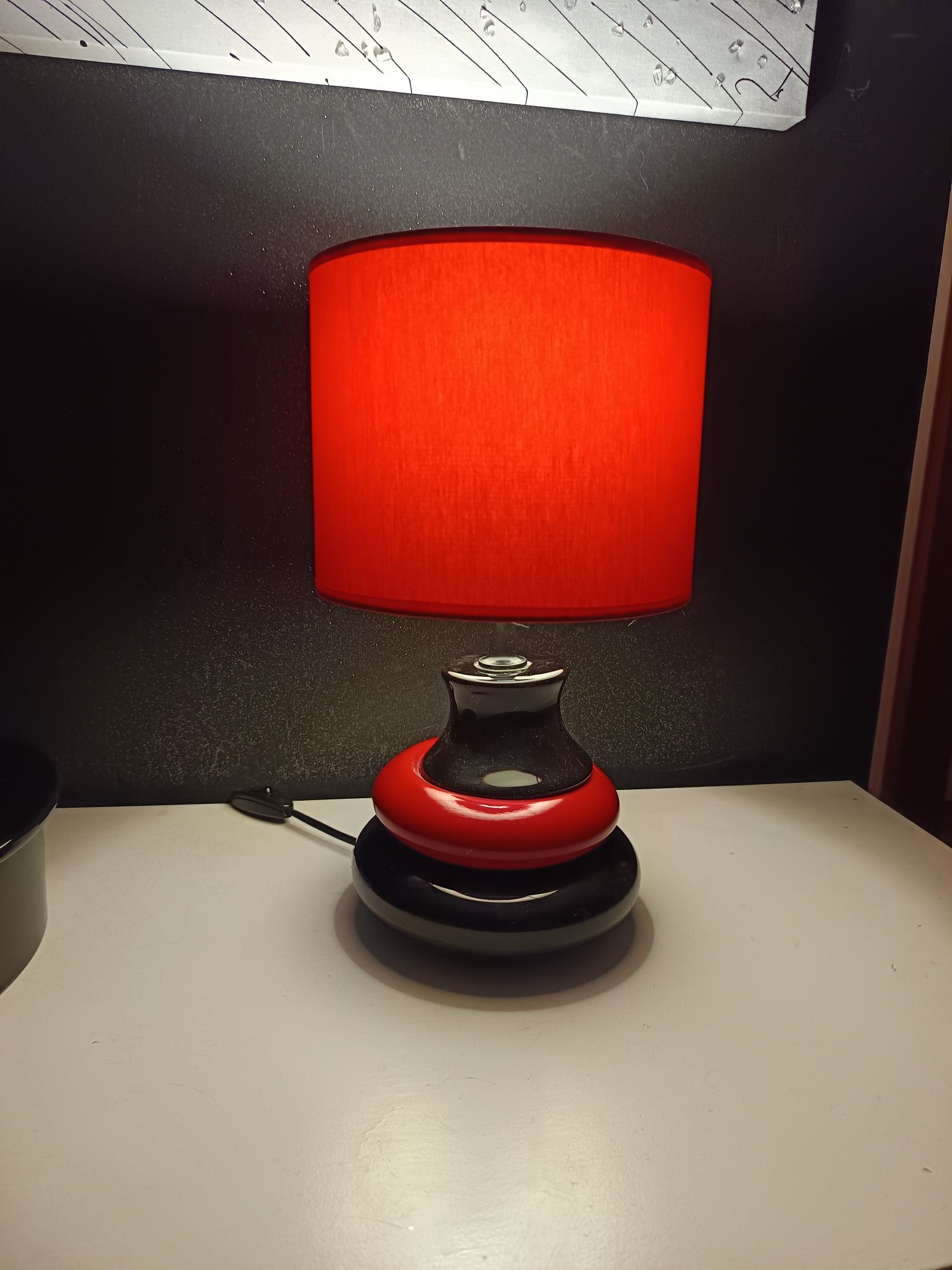 Candeeiro vermelho e preto