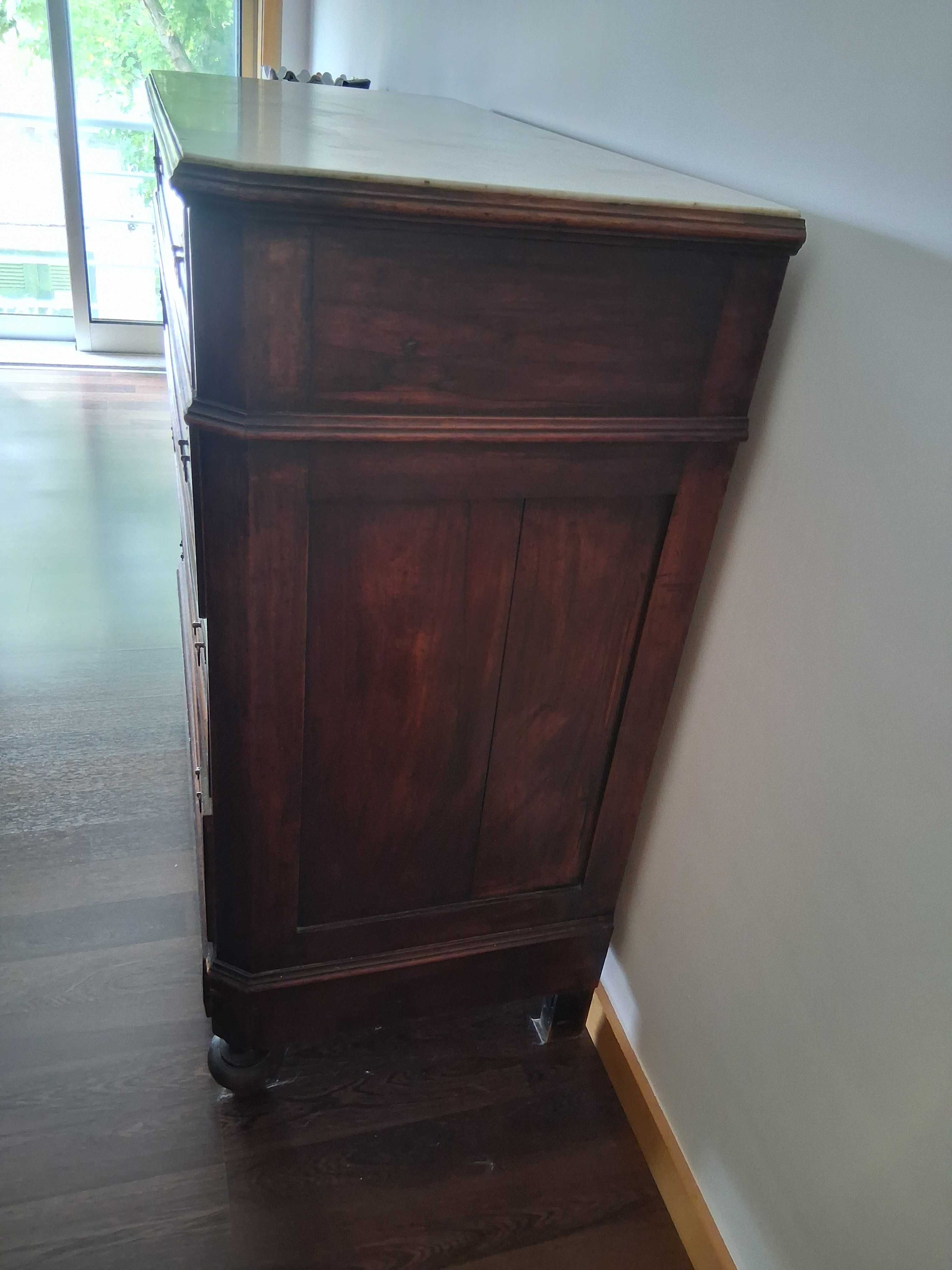 Comoda em madeira com tampo em mármore – inicio sec e oferta banqueta
