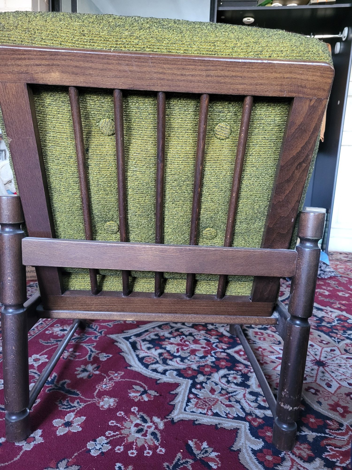 Fotel vintage PRL z zieloną tapicerką – retro drewno