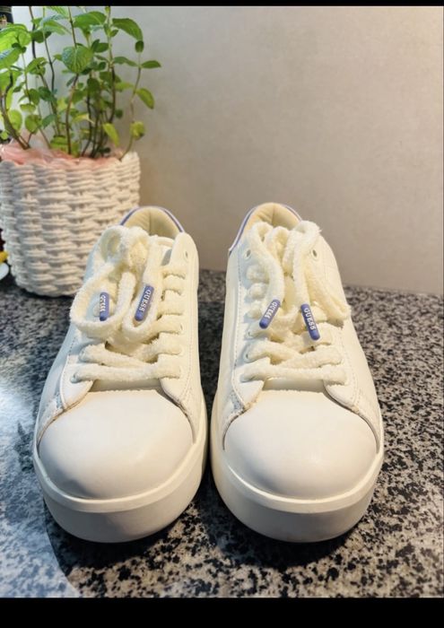 Женские кроссовки фирменные GUESS