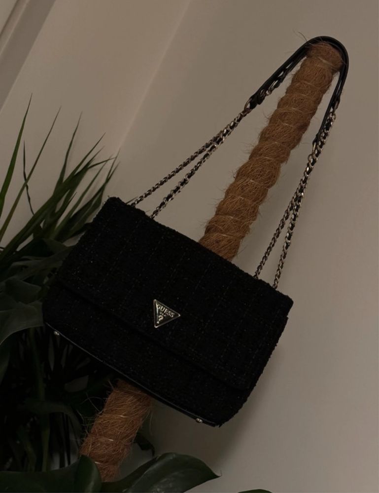 Czarna torebka guess
