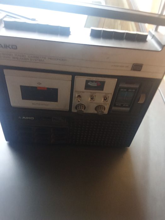Vendo este rádio antigo a funcionar