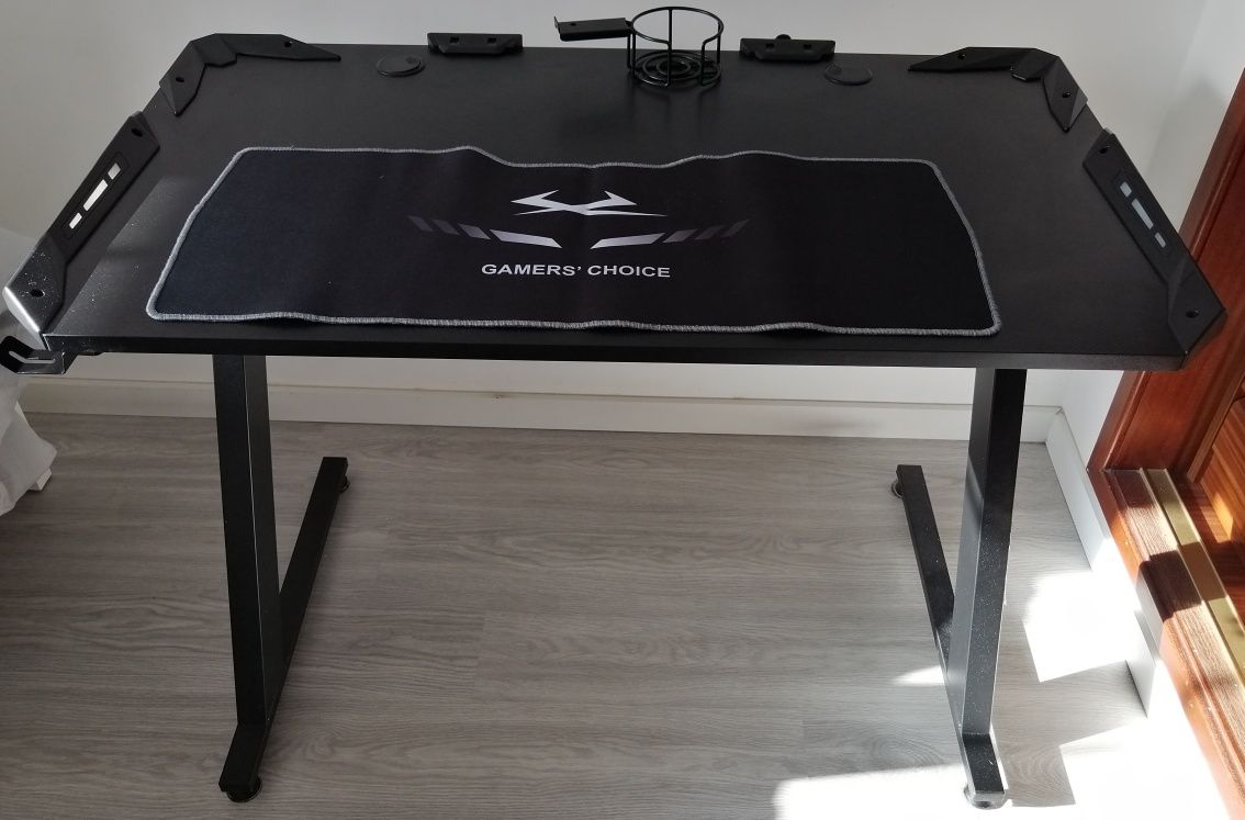 Mesa Gaming LINDHOLM(c/led) +Cadeira Gaming+Tapete Chao