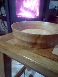 Тарелка из дерева ручной работы.