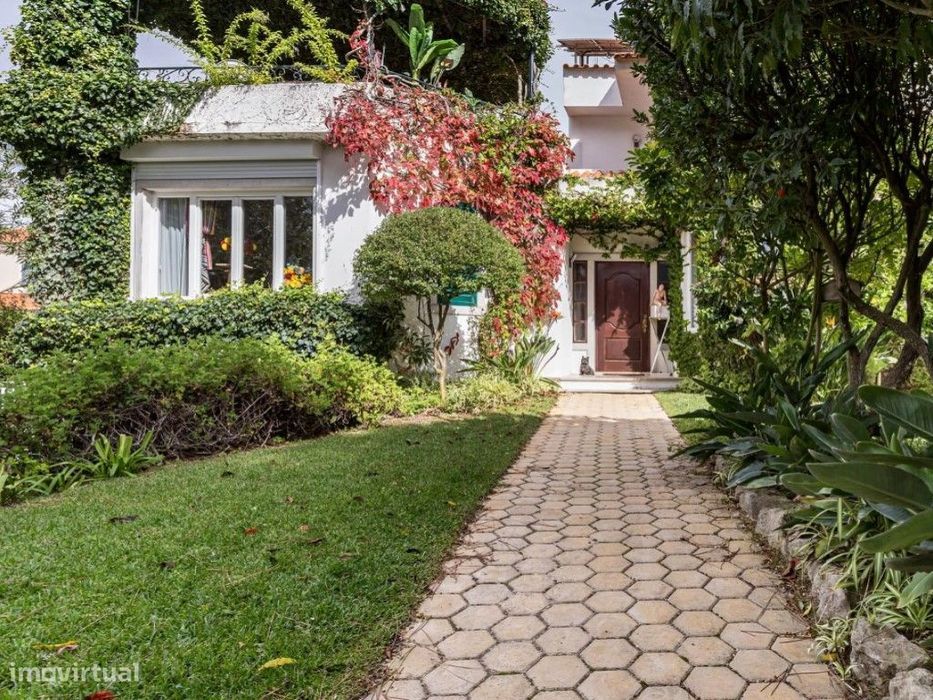 Moradia com jardim, piscina e terraços, próximo da Arrábida