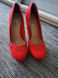 Червоні туфлі на високих підборах