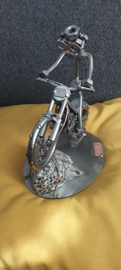Motocykl z metalu