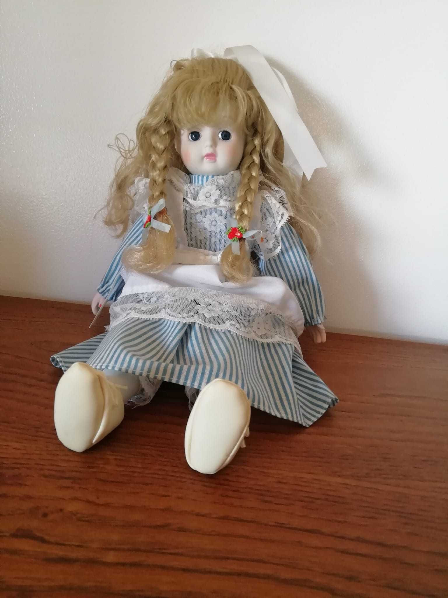 Antiga boneca em porcelana