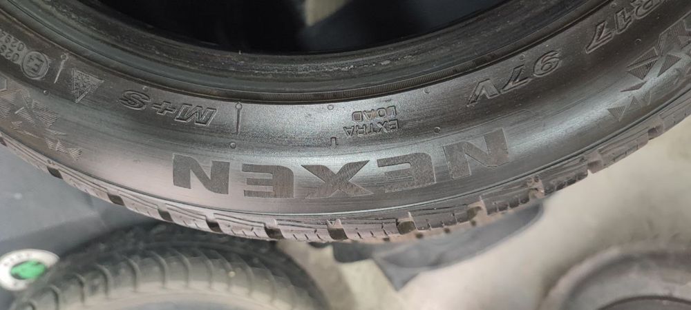 Продам резину 235/45/17