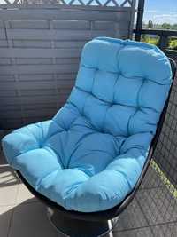 Fotel ogrodowy z niebieską poduszką