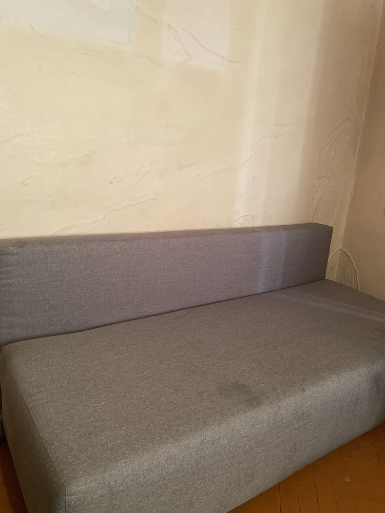 Szara sofa rozkładana